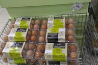 ФАС начала проверки крупнейших торговых сетей на предмет ценообразования куриных яиц, а в Заксобрании Петербурга предлагают указывать в магазинах наценку на яйца, крупу и другие социально значимые товары