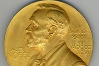 О Нобелевской премии мира и Луне