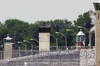 300 заключенных американской тюрьмы сошлись в массовой драке
