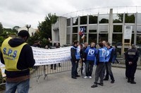 Во Франции сотрудники тюрем протестуют перед зданиями префектур