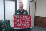 Шериф округа Брэдфорд (США, штат Флорида) пометил дома преступников красными табличками