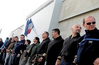 Сотрудники французской тюрьмы столкнулись с полицейскими