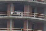 В Петербурге Maserati припарковался на балконе