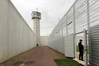 Французского тюремщика приговорили к 6 месяцам лишения свободы за попытку передать мобильный телефон заключенному