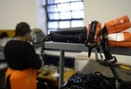В итальянской тюрьме женщин учат шить сумки