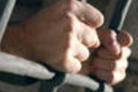 Сотрудник колонии осуждён за попытку передать заключенным наркотики и телефоны
