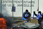 Сотрудники пенитенциарного центра города Аннеллен во Франции провели забастовку