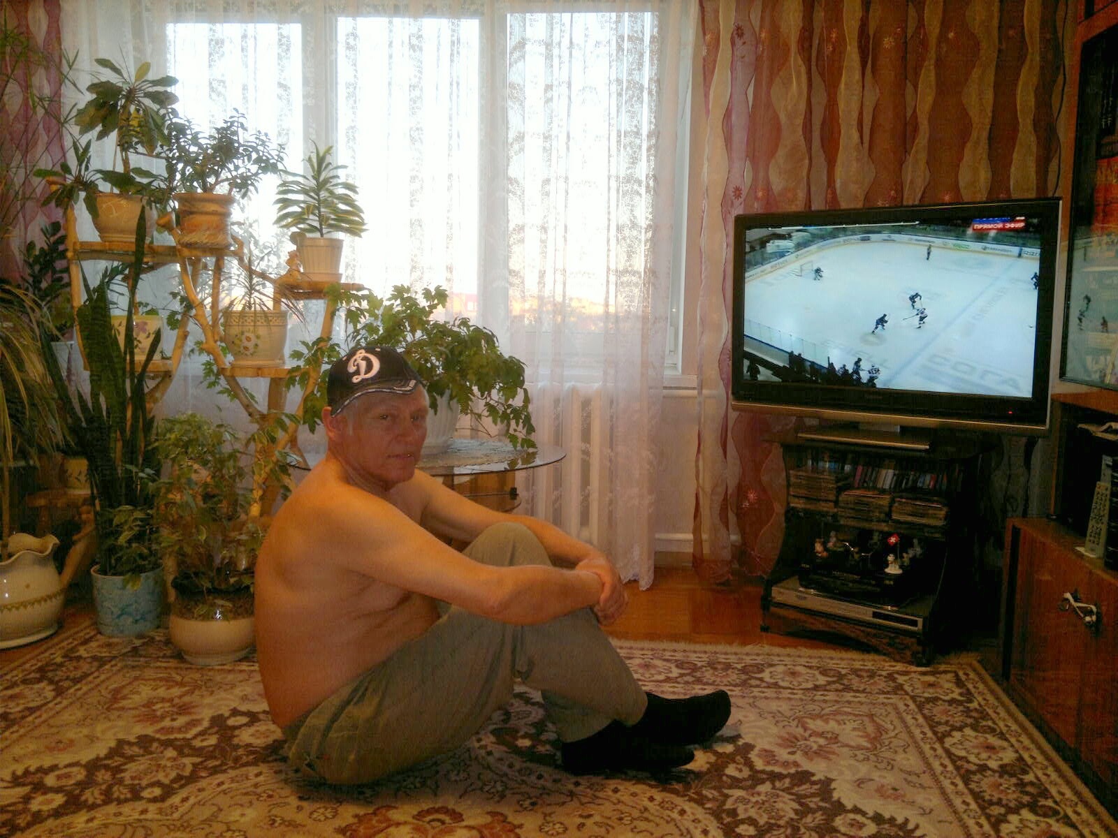 Ветеран-пенсионер из российской глубинки смотрит прямой эфир игры и шлет ммс-сообщения сыну-«динамовцу»